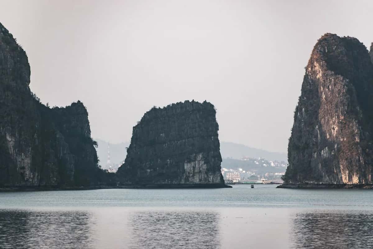 Baie d'Halong, calcaires en baie au Vietnam